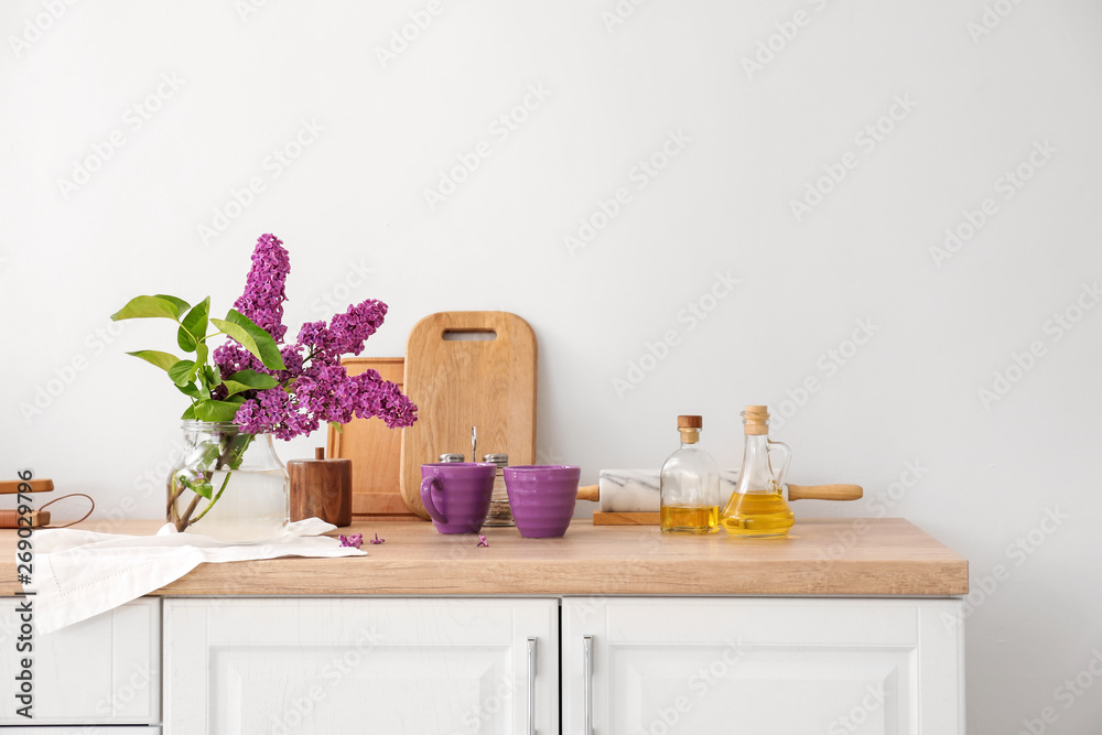 厨房柜台上美丽的淡紫色花朵