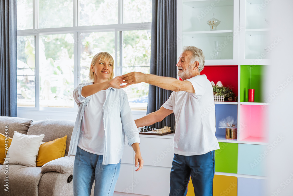 老年夫妇在家享受跳舞放松，老年退休生活方式理念