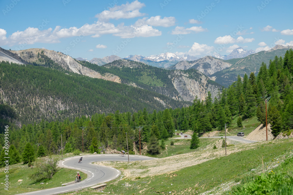 空中飞航：飞向一条岔道，游客在法国阿尔卑斯山骑行