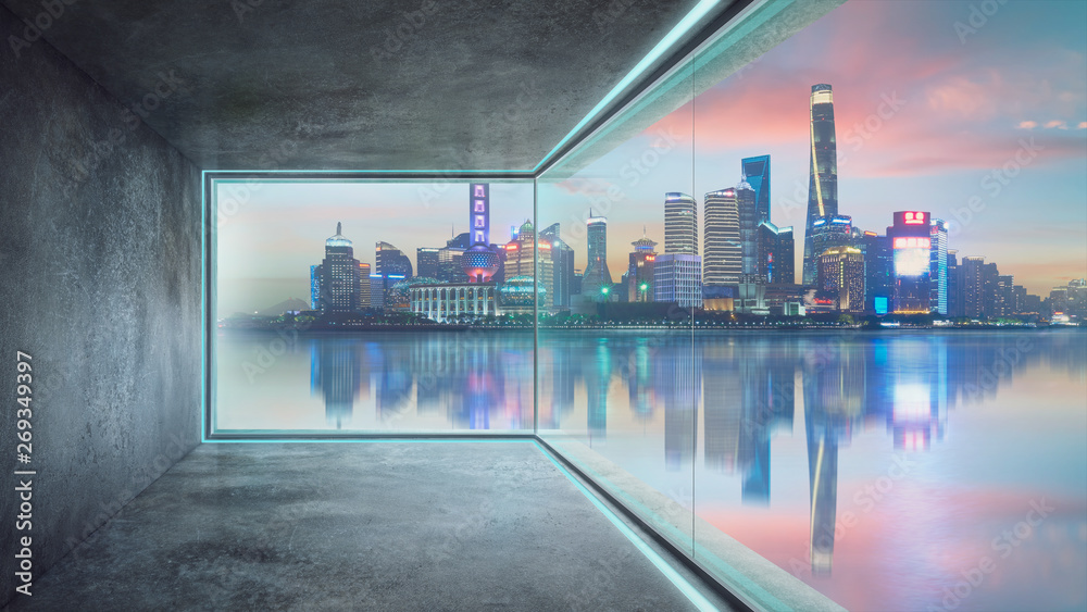 空荡荡的阁楼，没有家具的现代室内办公室，从玻璃窗可以看到上海的天际线。