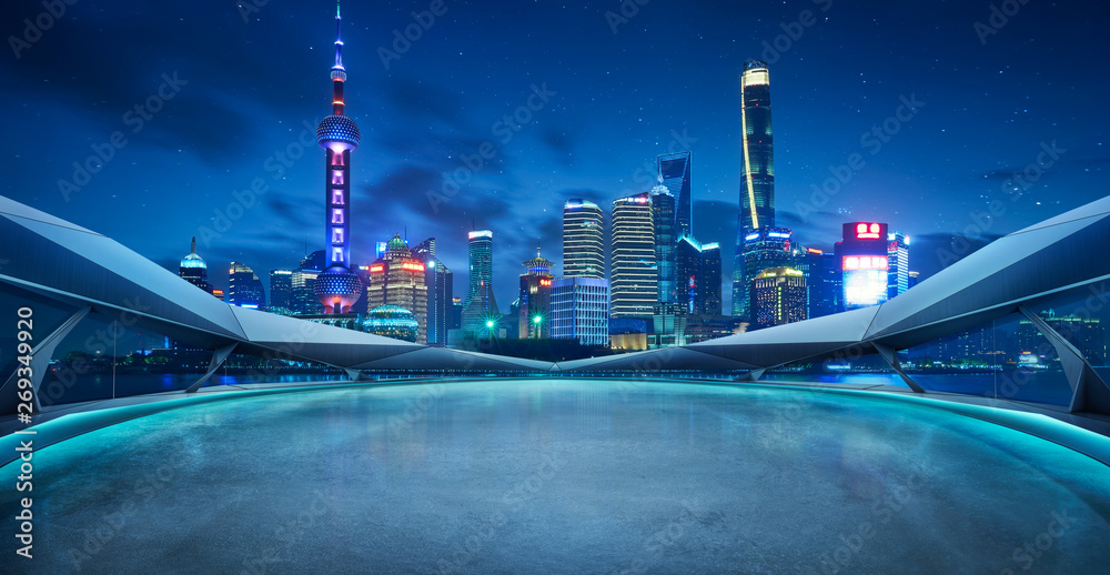 未来主义几何形状的全景设计与上海城市天际线的空楼层。夜晚