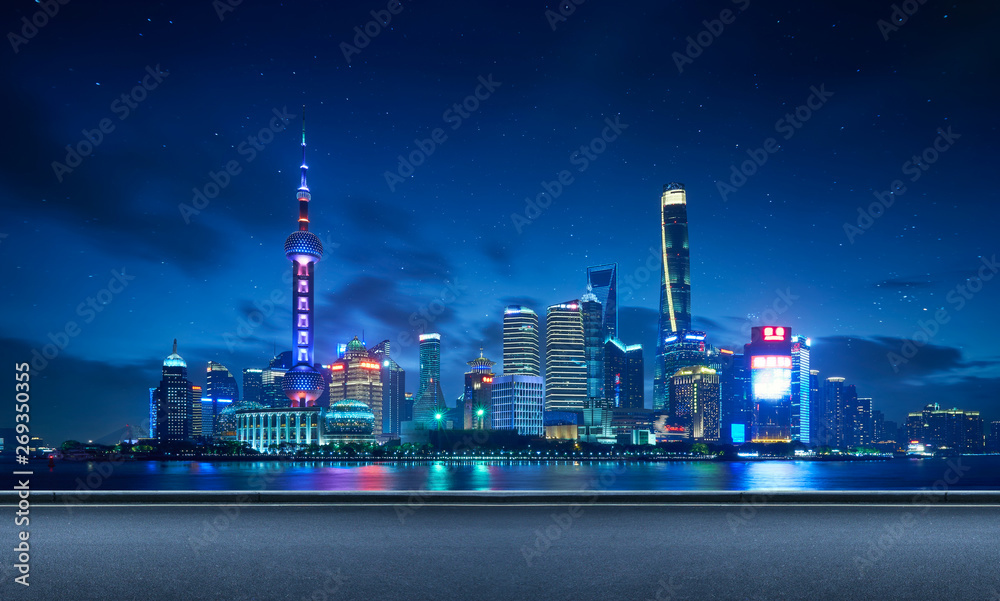 现代上海城市附近夜景沥青路侧视图。