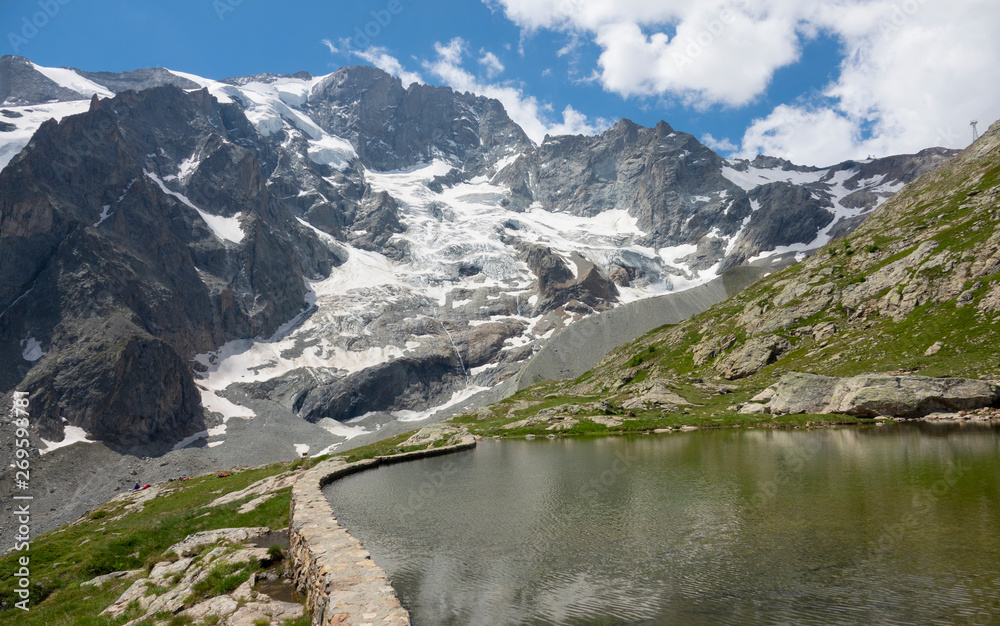 阿尔卑斯山人工湖后面的雪山令人叹为观止。