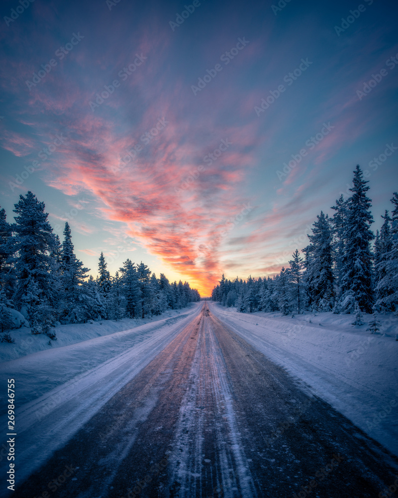 通往冬季日落的道路