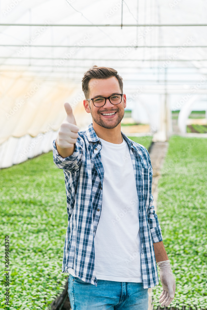 有机水培蔬菜种植场一位积极进取的年轻人的肖像。