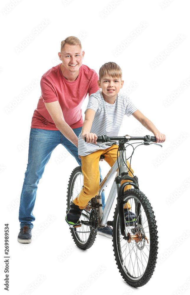 父亲和他的儿子骑着白底自行车