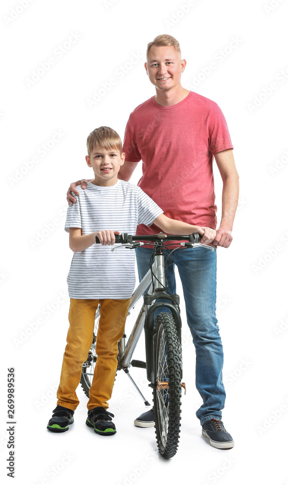 父亲和他的儿子骑着白底自行车