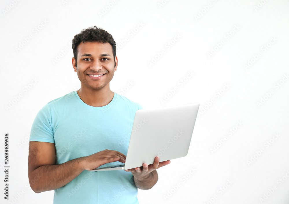 白底笔记本电脑快乐男人