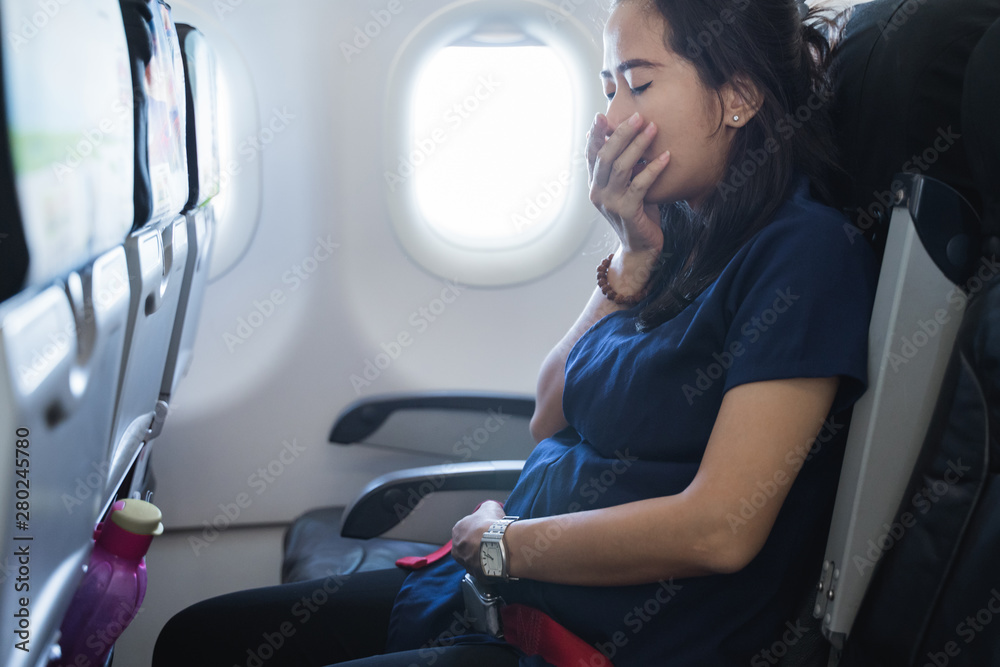 pregnant women feel nausea in the plane some time after take off