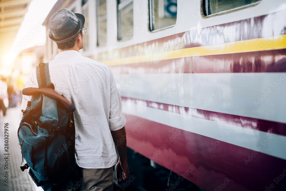 亚洲人是旅行者，他在等他们的火车。户外冒险旅行的火车概念。禁止