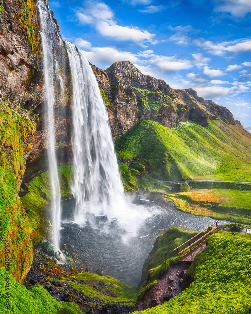 阳光明媚的日子里，冰岛神奇的塞雅兰瀑布。