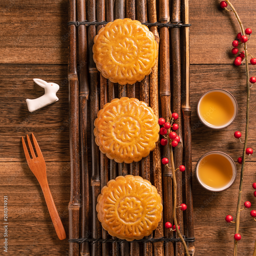 创意月饼月饼桌设计-木制背衬茶杯的中国传统糕点