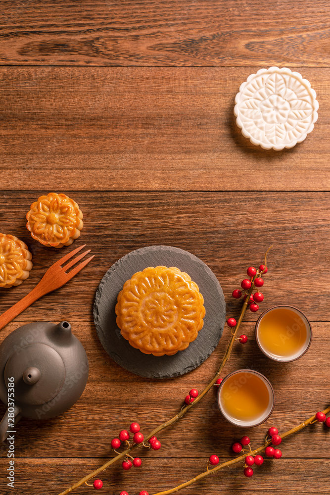 创意月饼月饼桌设计-木制背衬茶杯的中国传统糕点