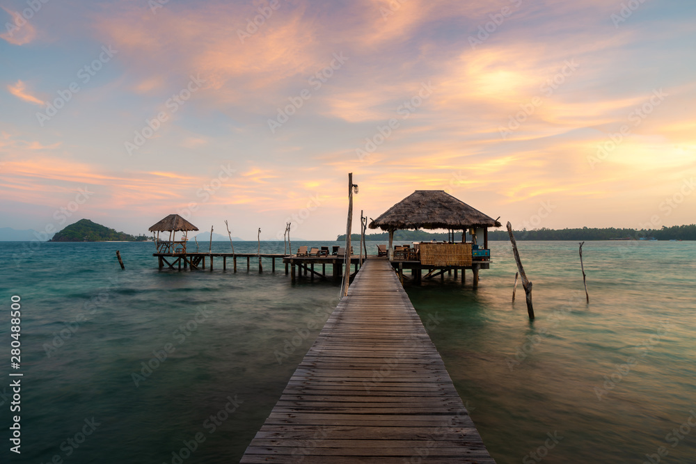 泰国特拉特的马克岛，海上的木制酒吧和日落天空的小屋。夏天，旅行，Vac