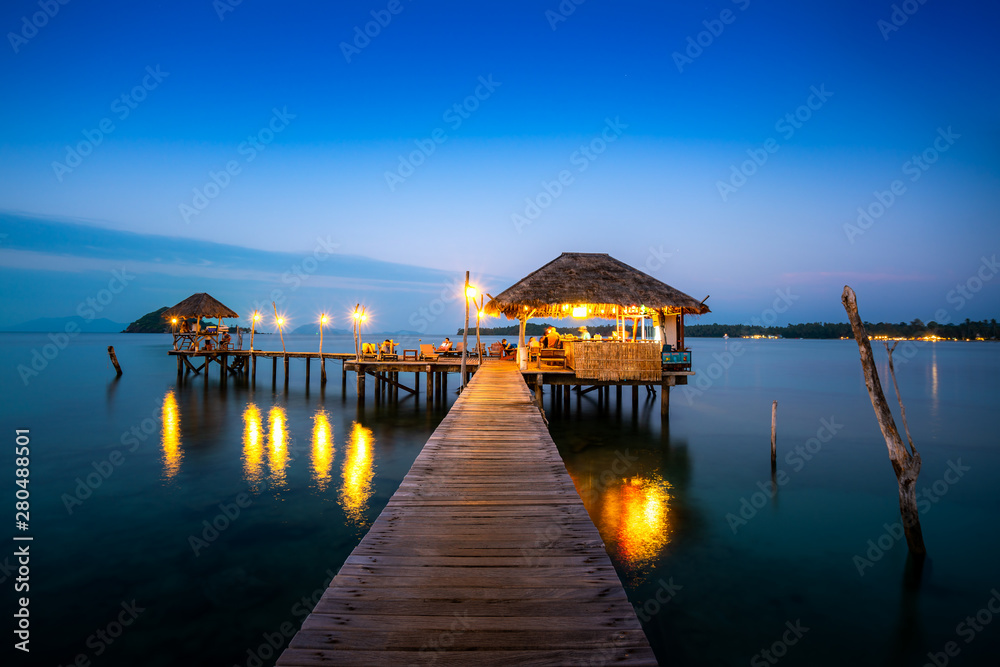 泰国特拉特马克岛的海上木杆和夜空小屋。夏天，旅行，度假和
