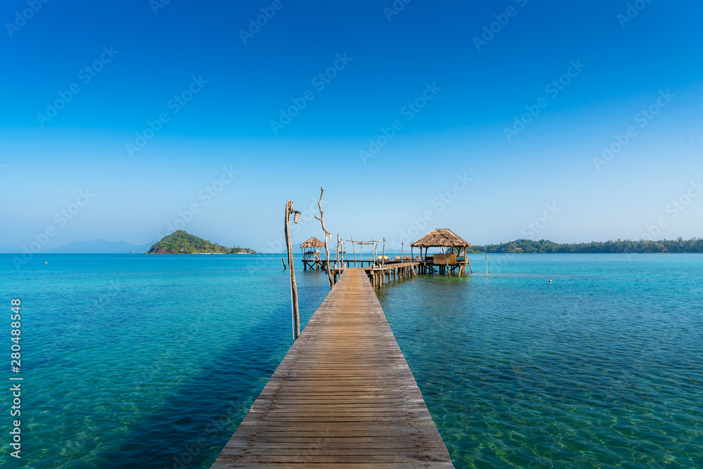 泰国特拉特岛Koh Mak的海上木屋和晴朗的天空。夏天，旅行，度假和
