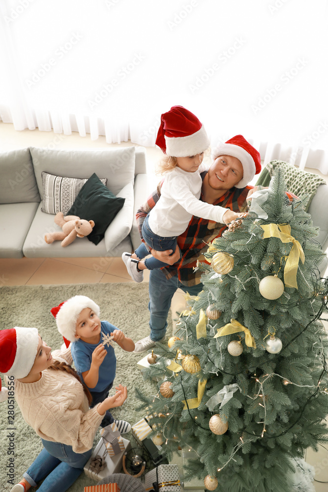 幸福家庭在家装饰圣诞树