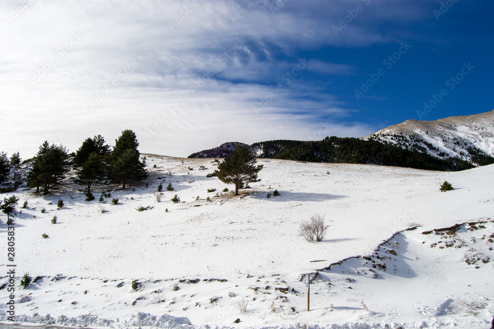 阿拉贡皮雷奈尔山脉下满阳光的雪后景观