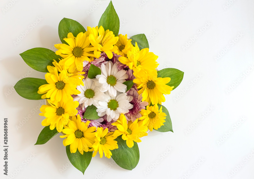 白色背景下的黄色菊花花环。复活节、春季、夏季概念。平面p