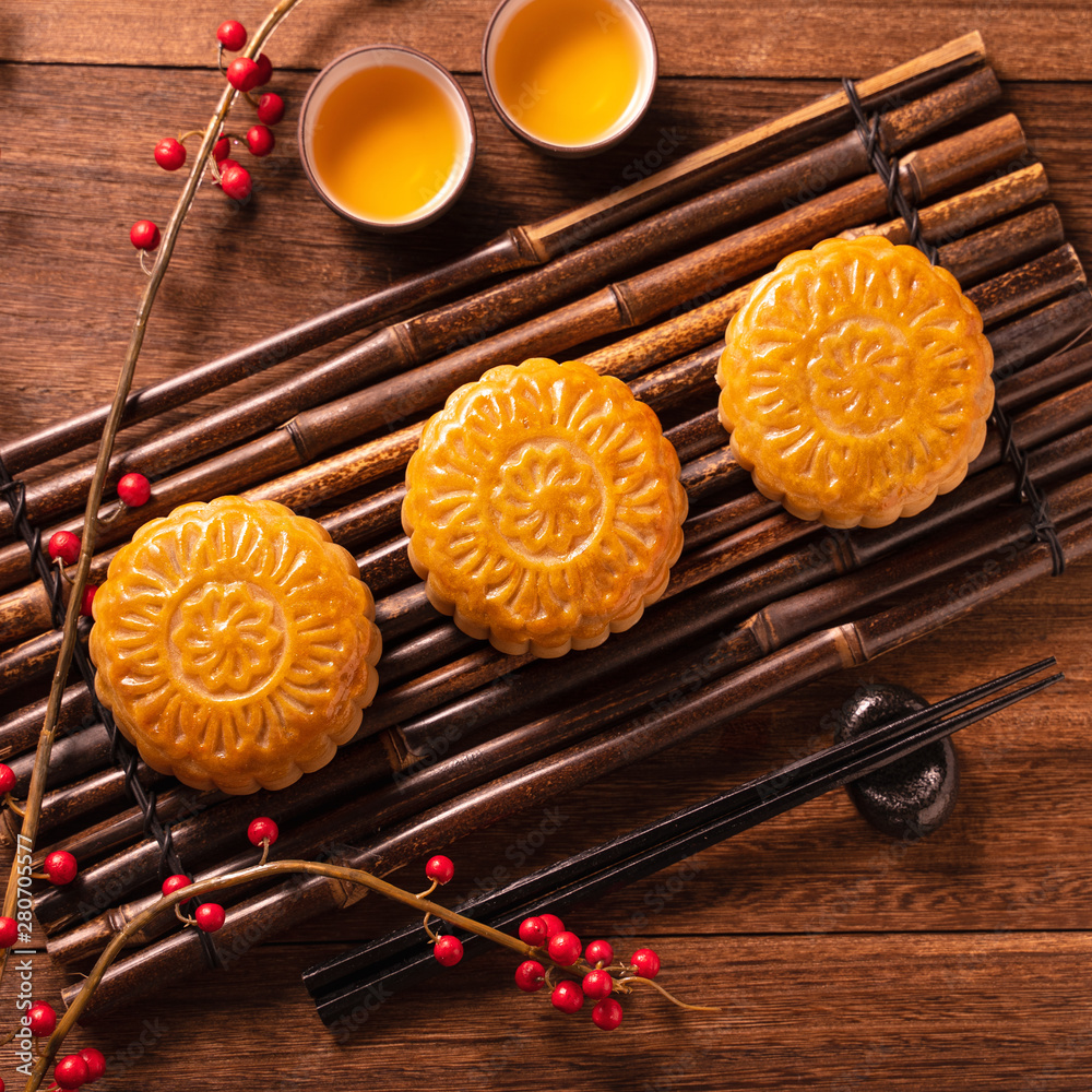 月饼月饼餐桌设置-木底茶杯的中国传统糕点，米