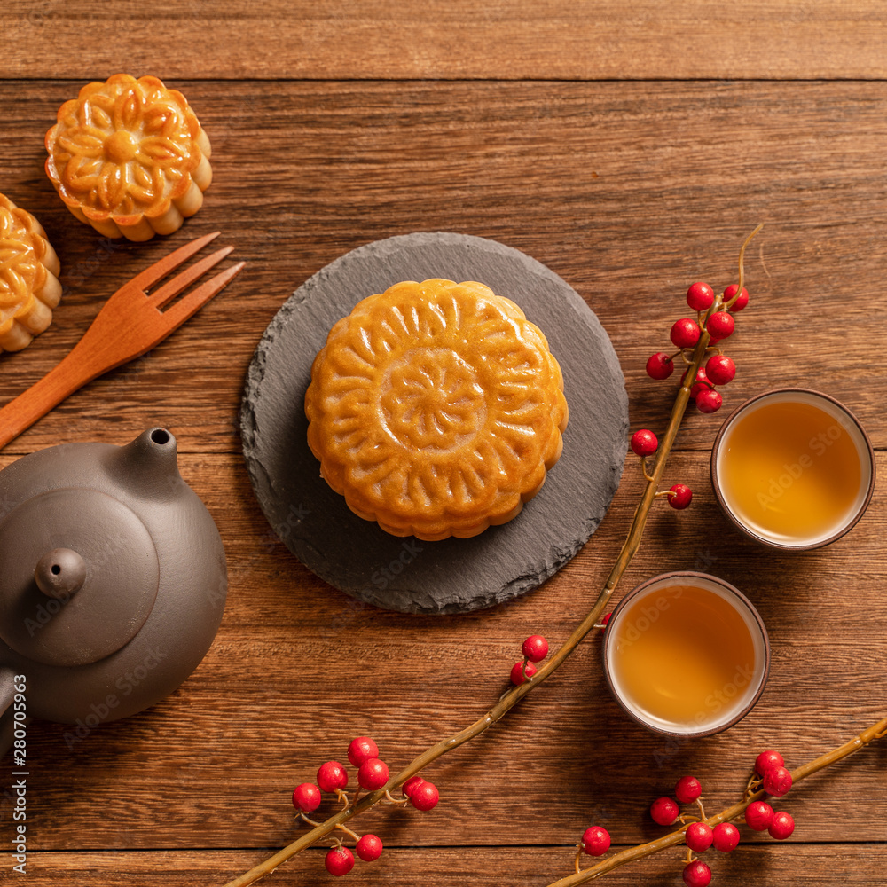 月饼月饼桌设置-中国传统糕点，木底茶杯，米