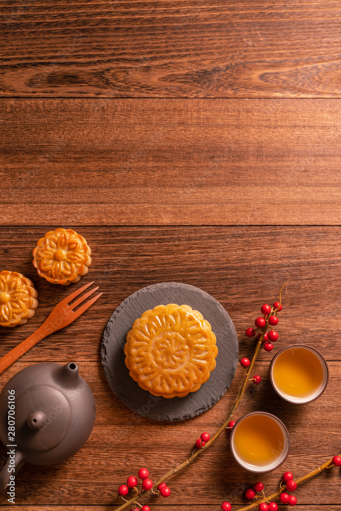 月饼月饼餐桌设置-木底茶杯的中国传统糕点，米