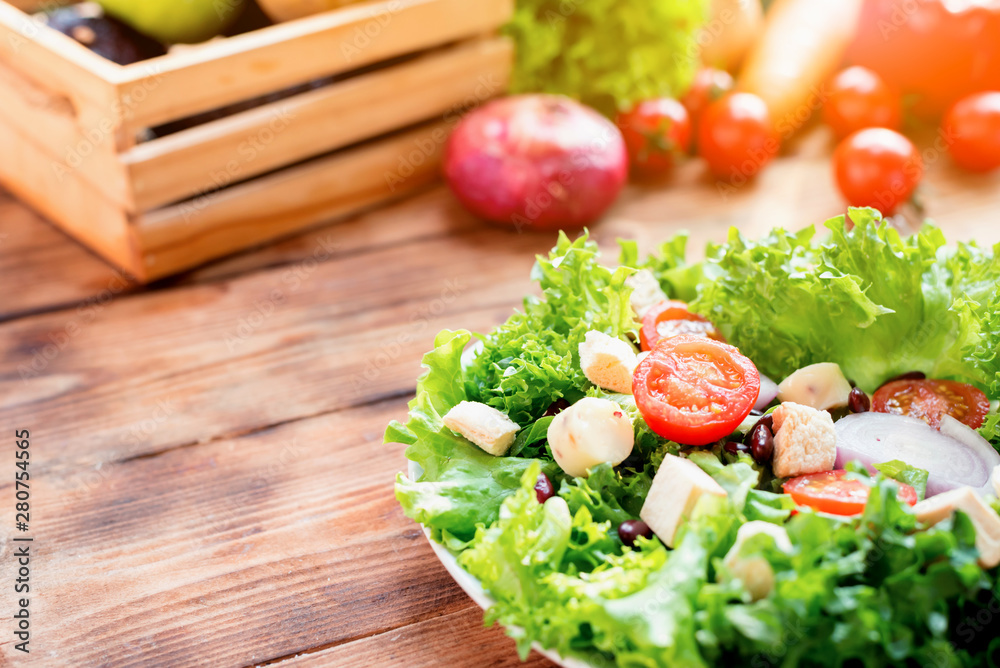 将沙拉和健康的新鲜有机蔬菜混合，用于烹饪减肥食品。