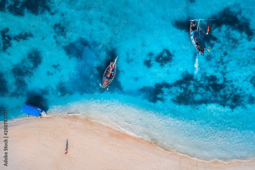 夏季日出时，渔船在清澈湛蓝的水中的鸟瞰图。b的无人机俯视图