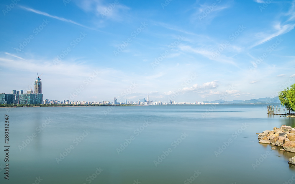 中国深圳城市大厦和深圳湾公园海平面天际线景观
