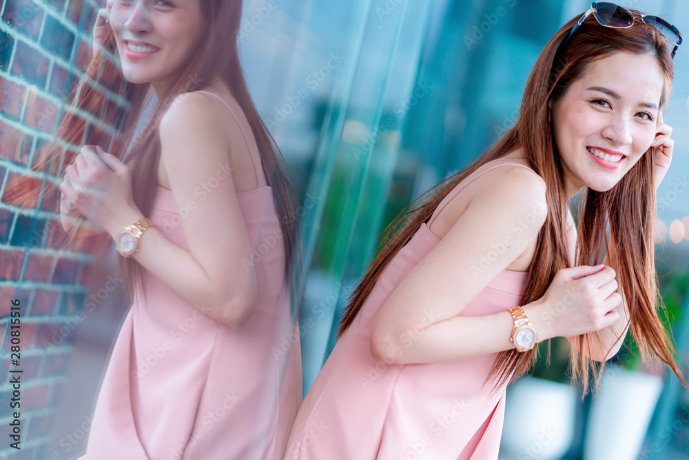 亚洲美女长发时尚写真粉色连衣裙笑容幸福开朗
