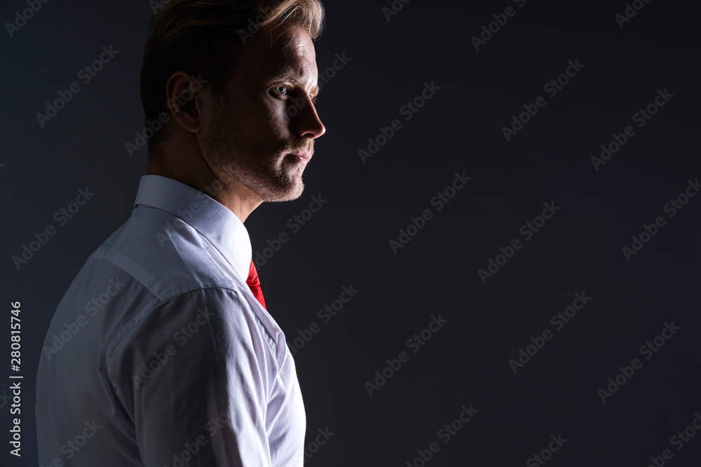 聪明英俊的高加索商人白衬衫手摸红色领带准备行动姿势灰色b