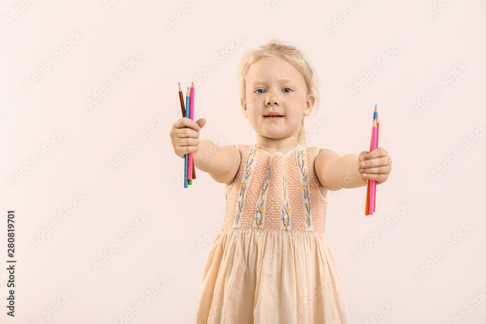 彩色背景上有铅笔的小女孩