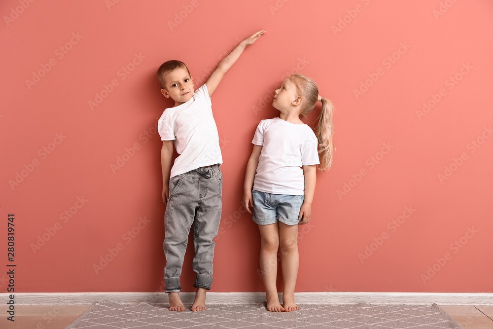 儿童近墙测量身高