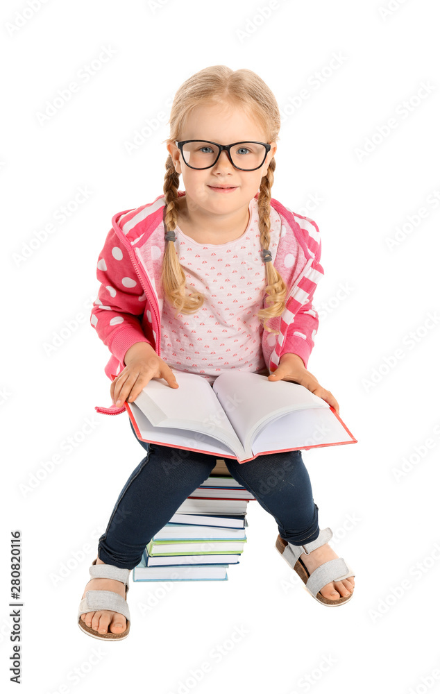 可爱的小女孩在白底看书的肖像