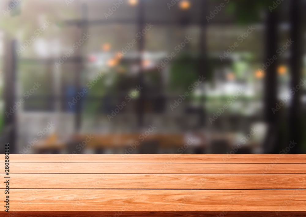 现代餐厅或咖啡馆模糊背景下的木桌子，上面有空的复制空间