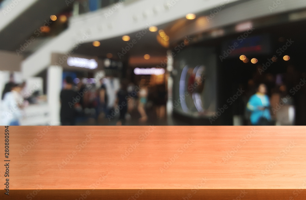 购物中心或百货公司的木桌子背景模糊，桌子上有空的复制空间f