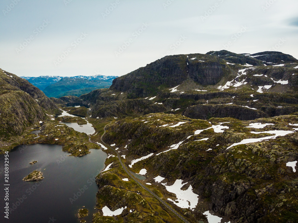 鸟瞰图。挪威山区的道路和湖泊