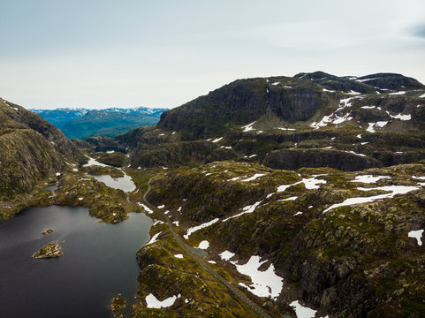 鸟瞰图。挪威山区的道路和湖泊