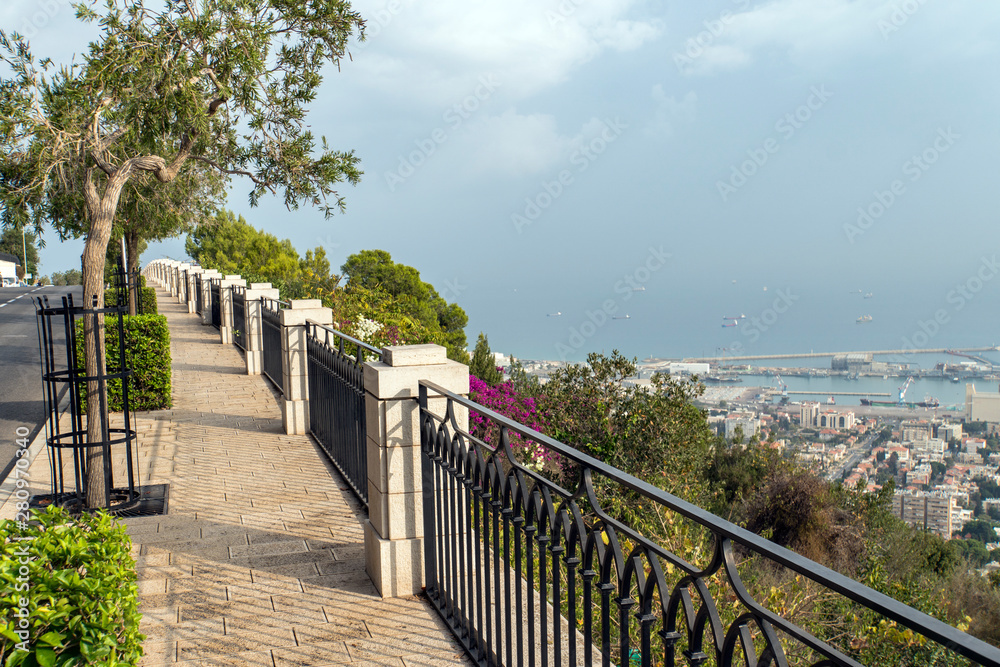 海法海港背景山上长廊的风景。可欣赏Medi壮丽景色的步行道