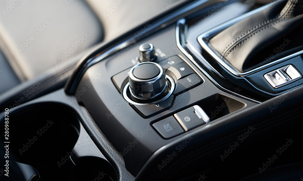 带媒体和导航控制按钮的现代汽车内饰