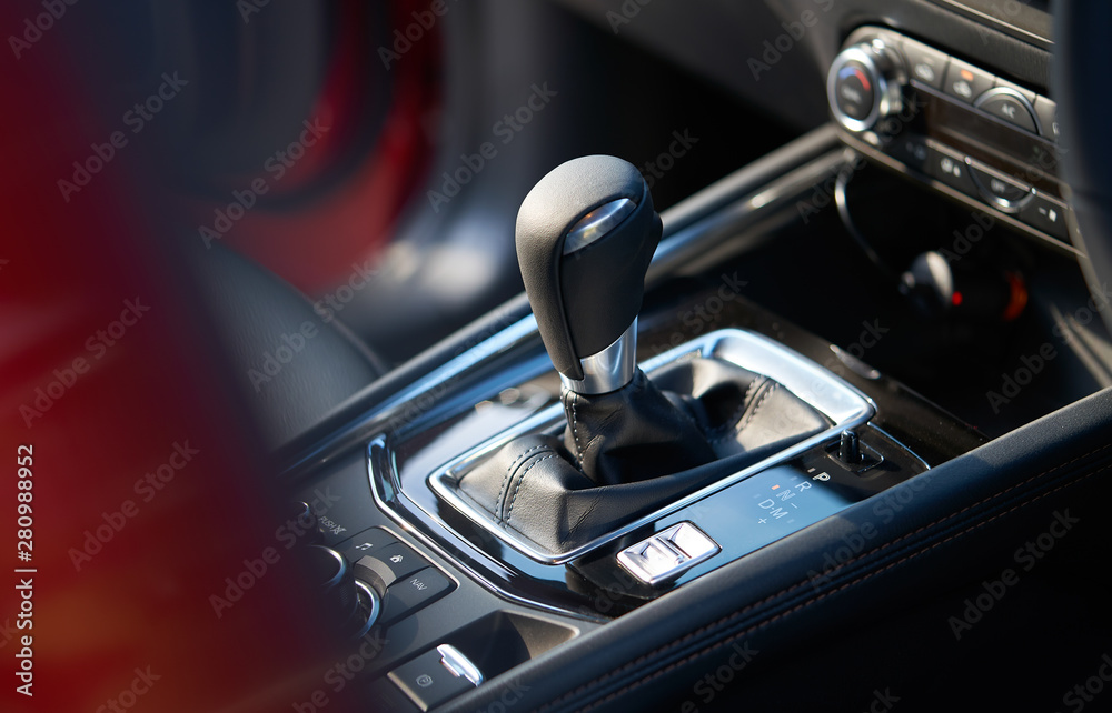 带有媒体和导航控制按钮的现代汽车内部