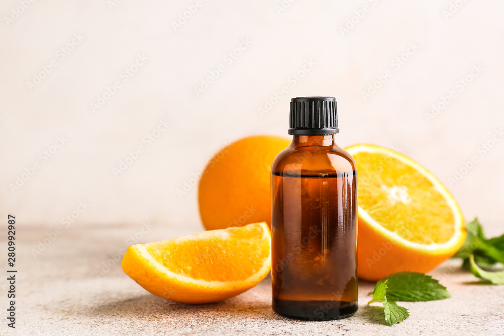 餐桌上的一瓶柑橘精油