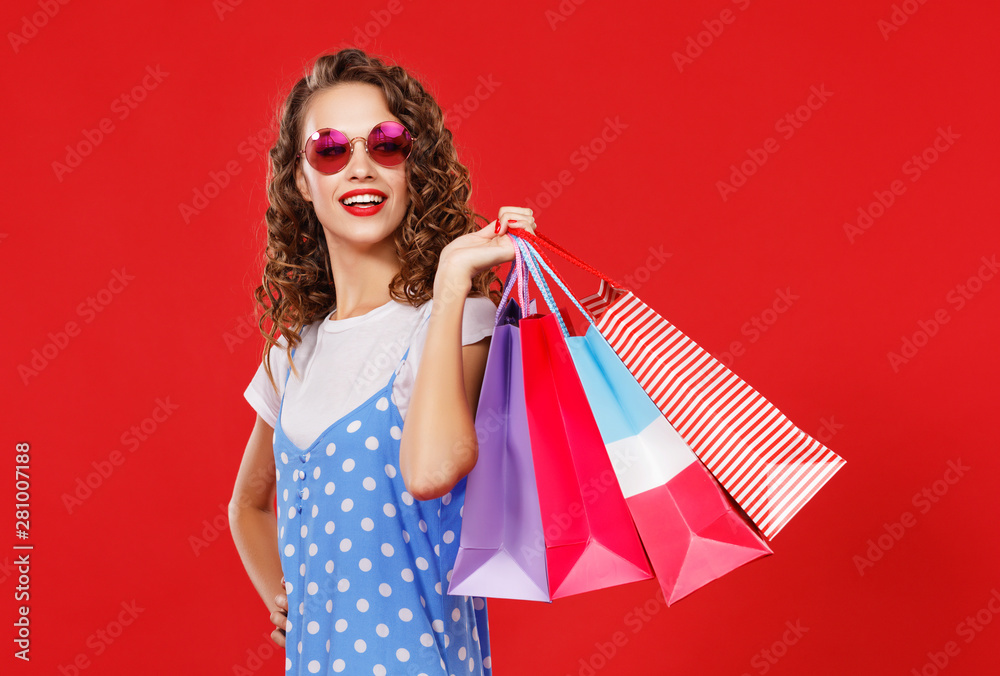红底包装快乐女孩的购物购买和销售概念。