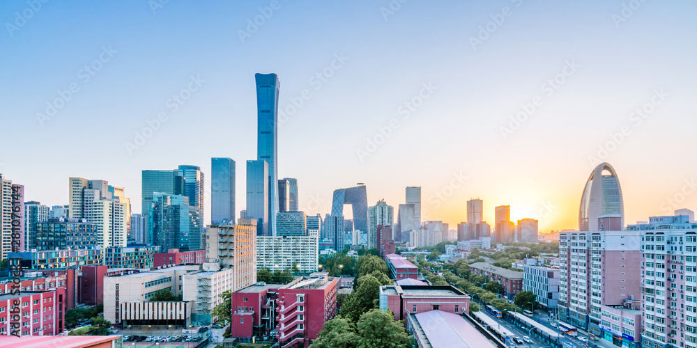 中国北京阳光下的城市摩天大楼