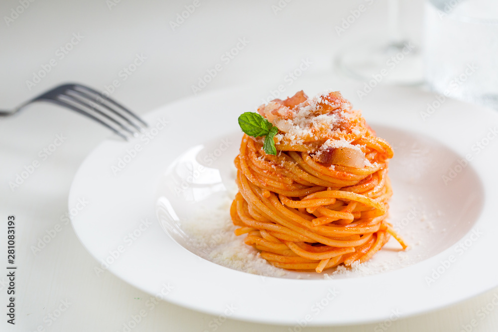 自制Amatriciana-意大利面食，基于guanchale（腌制猪肉脸颊）、pecorino奶酪、番茄，