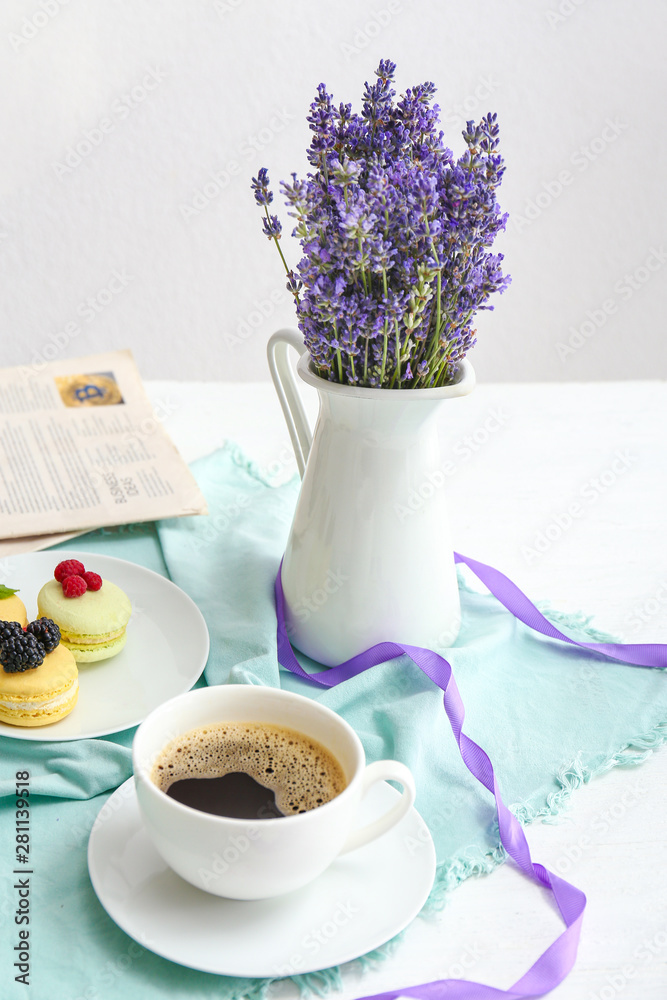 美丽的薰衣草花，白色桌子上放着一杯咖啡