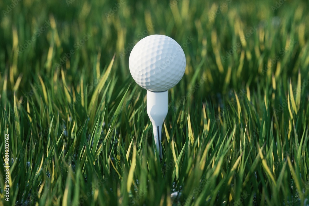 绿色草地上的白色高尔夫球
