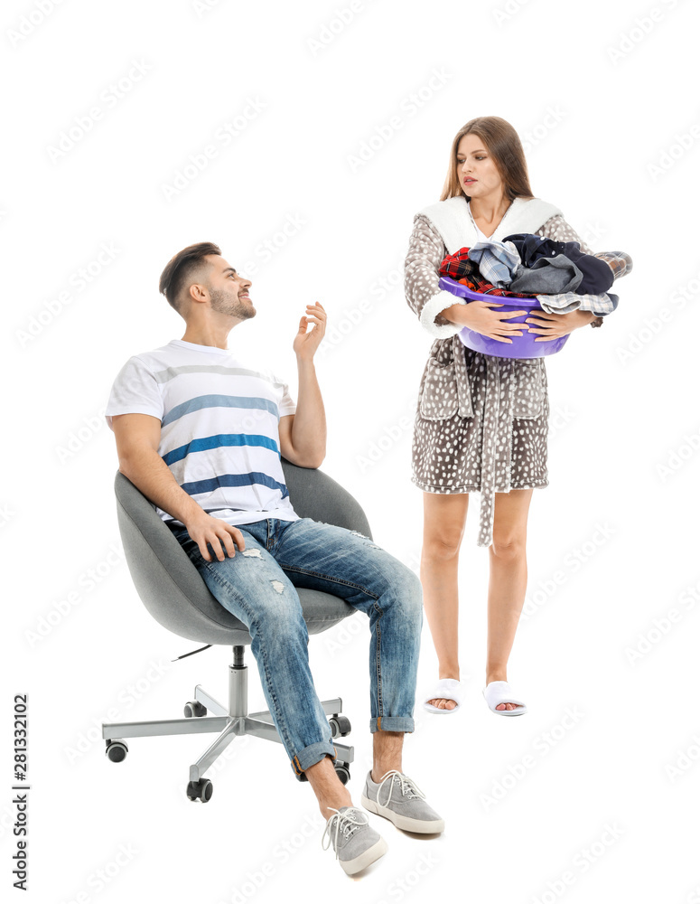 带着洗衣房的悲伤家庭主妇和她懒洋洋的丈夫坐在白底扶手椅上