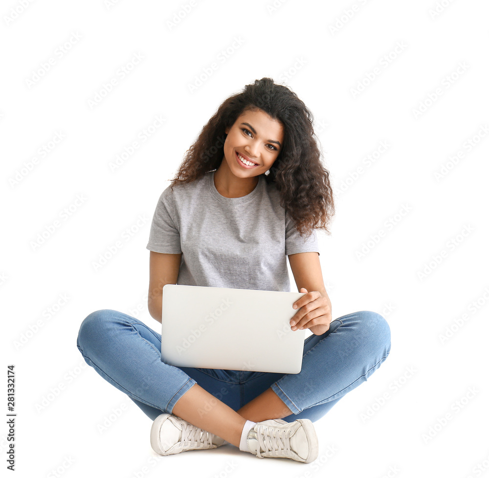 一位快乐的非裔美国妇女的画像，背景是浅色笔记本电脑