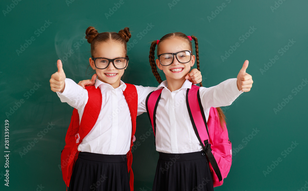 有趣的孩子女学生双胞胎学生关于学校黑板